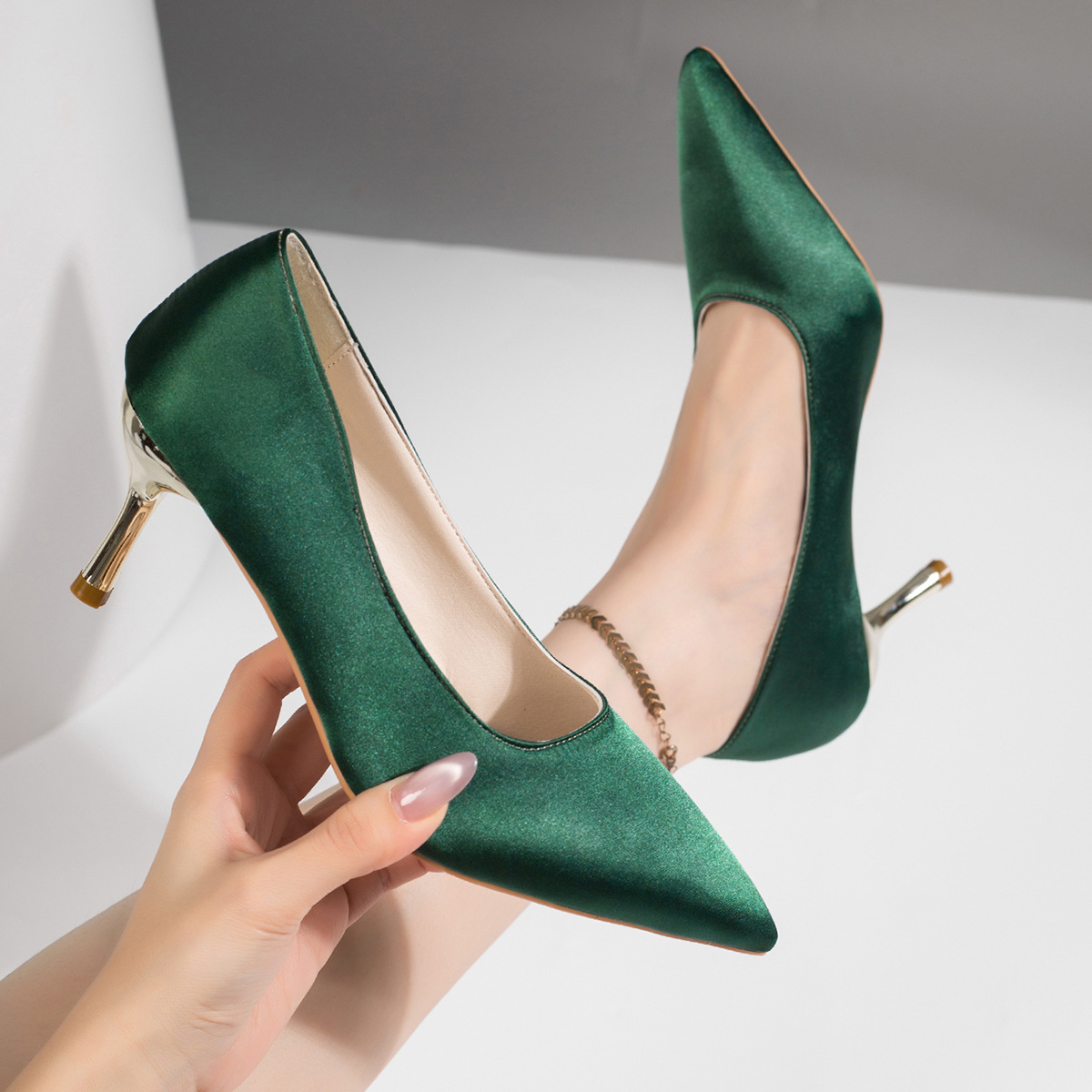 Court Heel Pointed - Escarpins en satin vert pour femmes,